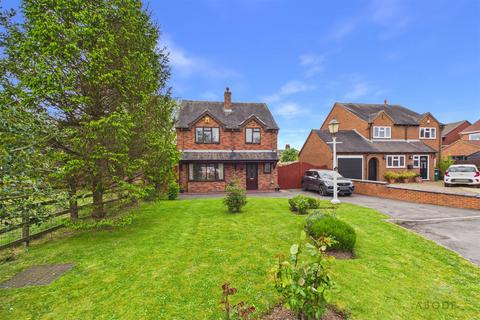 4 bed property, in Bloomfield Close, £400,000