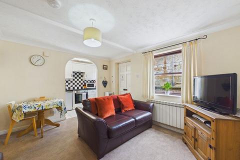 2 bed property, in 12 Waterloo Place, £139,950