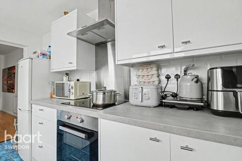 2 bed property, in Stanley Street, £200,000