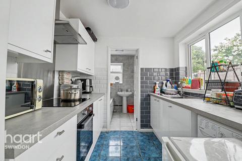 2 bed property, in Stanley Street, £200,000