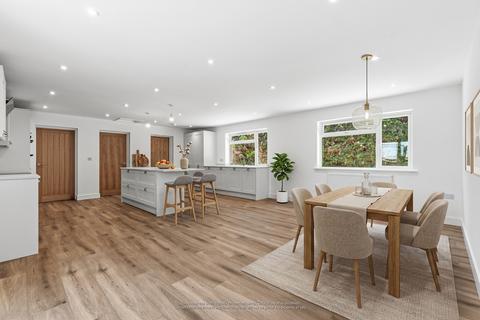 4 bed property, in Moreton Road, £750,000