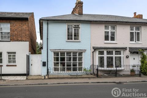 2 bed property, in High Street, £415,000