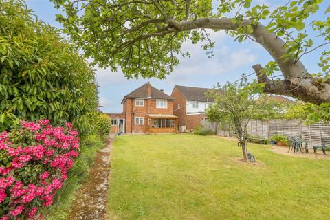 3 bed property, in Blenheim Road, £795,000