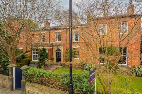 2 bed property, in Harrogate Road, £260,000