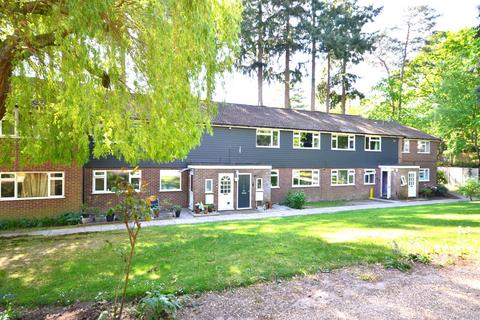 2 bed property, in Gibbet Lane, £220,000