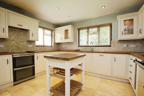 3 bed property, in Roseland Avenue, £350,000