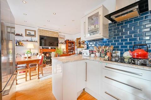 2 bed property, in Ellesmere Road, £400,000