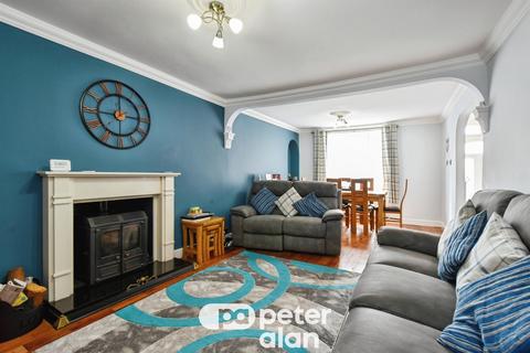 3 bed property, in High Street, £150,000