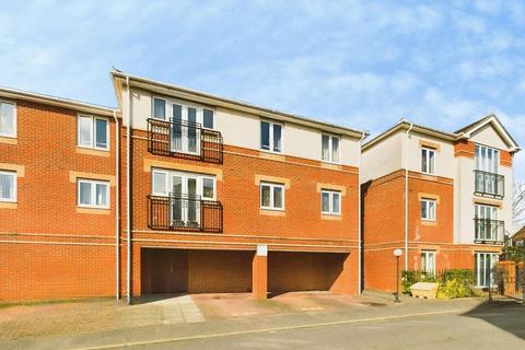 2 bed property, in Langstaff Way, £195,000