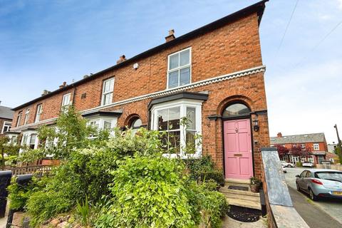 2 bed property, in Renshaw Street, £400,000
