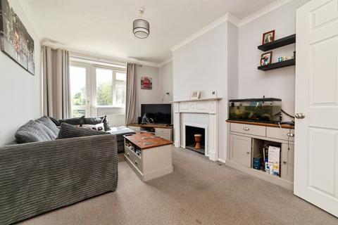 1 bed property, in Thieves Lane, £180,000
