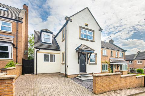 3 bed property, in 17A, £425,000
