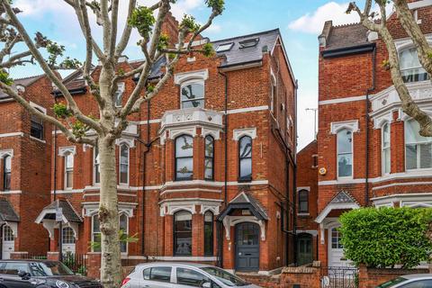 1 bed property, in Munster Road, £275,000