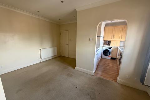 1 bed property, in High Street, £70,000