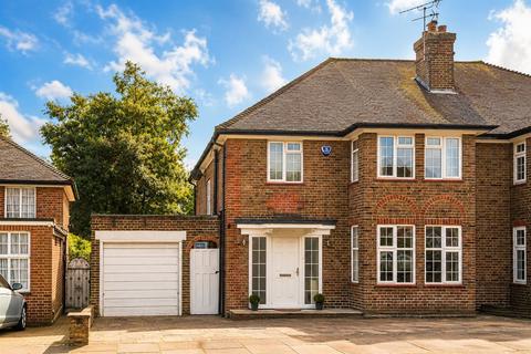 3 bed property, in Fairview Way, £850,000