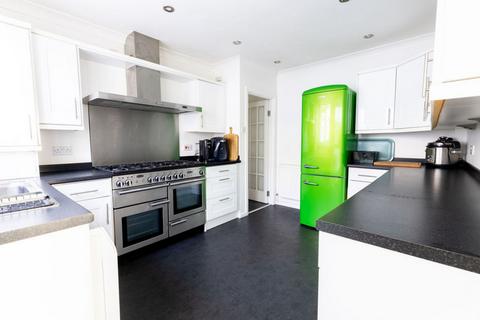 2 bed property, in Alexandra Terrace, £200,000