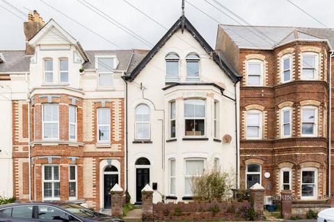 1 bed property, in St Andrews Road, £125,000