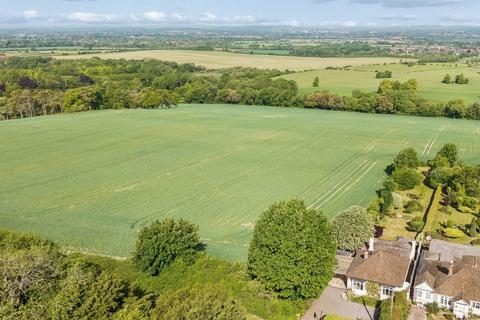 3 bed property, in Upper Icknield Way, £820,000