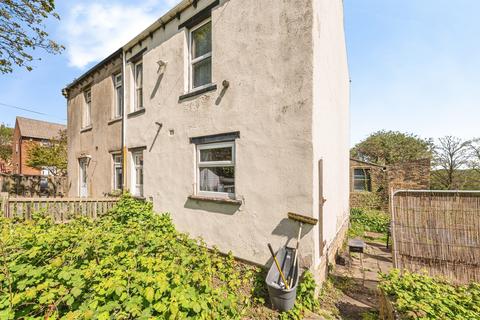 2 bed property, in Deighton Road, £120,000