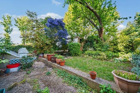 1 bed property, in Raisbeck Court SE21, £320,000