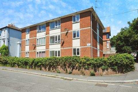 2 bed property, in West Hill Road, £90,000