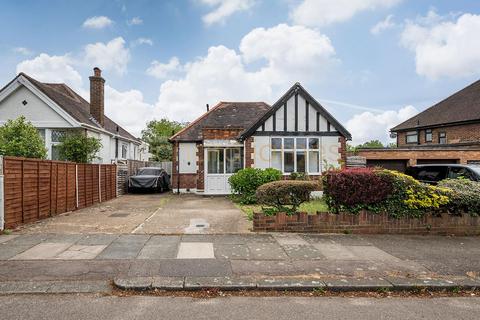 2 bed property, in Featherstone Road, £675,000