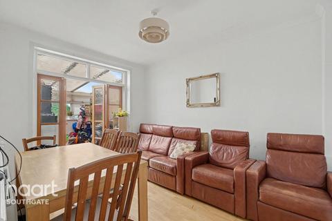 3 bed property, in Hampden Way, £650,000