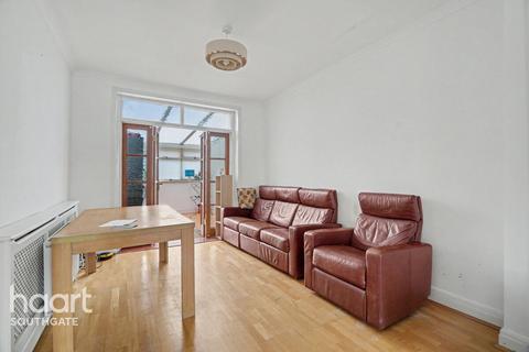 3 bed property, in Hampden Way, £650,000