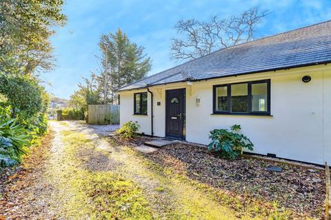 2 bed property, in Oak Lodge, £175,000