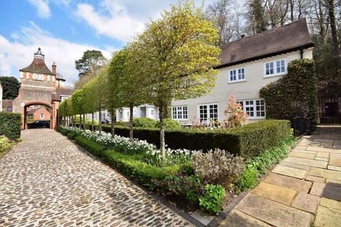 3 bed property, in Moor Park House Way, £500,000