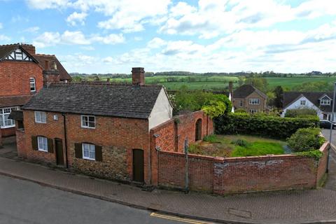 1 bed property, in Main Street, £260,000