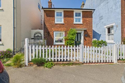 2 bed property, in Hurst Green, £350,000