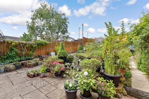 3 bed property, in Hookes Way, £200,000