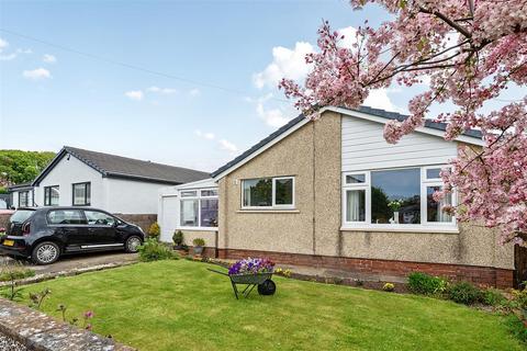 2 bed property, in Cedar Crescent, £190,000