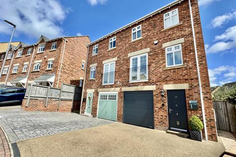 4 bed property, in Heathcote Close, £295,000