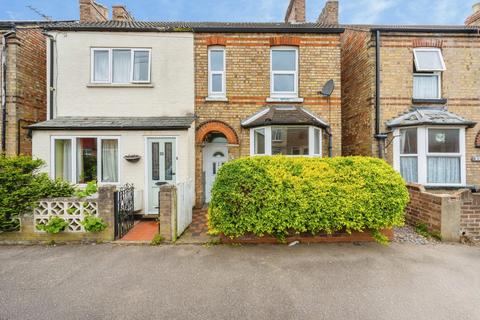 2 bed property, in King Street, £250,000