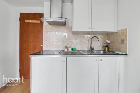 1 bed property, in Vicars Bridge Close, £190,000