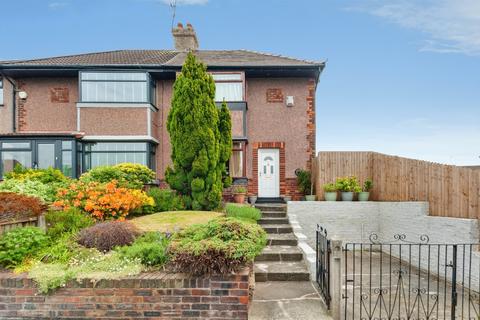 2 bed property, in Woolton Road, £180,000