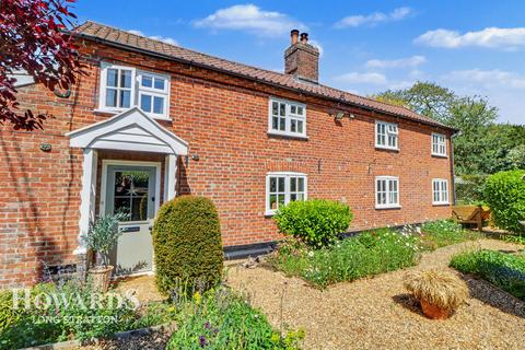 4 bed property, in Low Road, £575,000