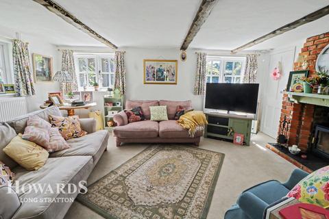 4 bed property, in Low Road, £575,000