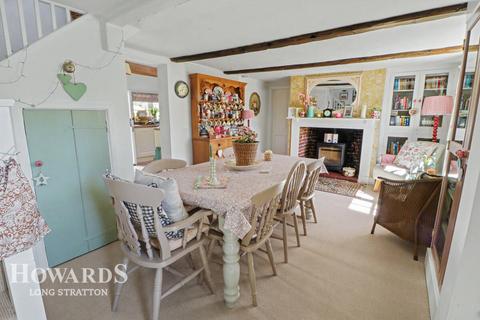 4 bed property, in Low Road, £575,000