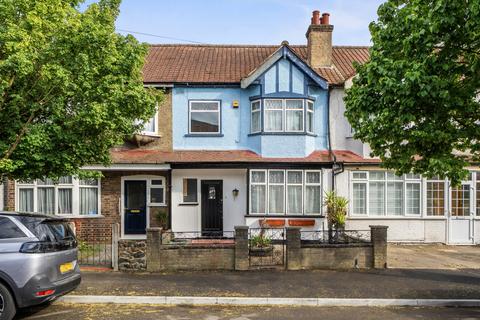 3 bed property, in Manor Way, £525,000