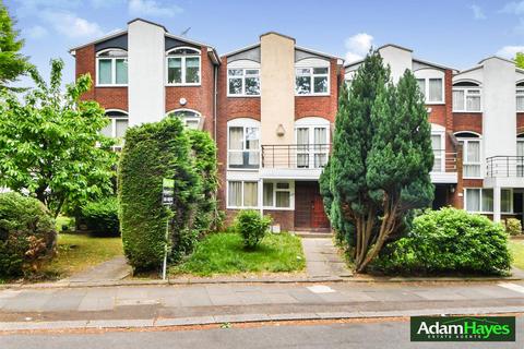 6 bed property, in Waverley Grove, £725,000