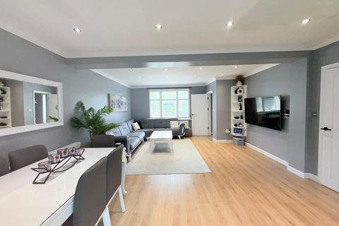 3 bed property, in Willingale Road, £585,000