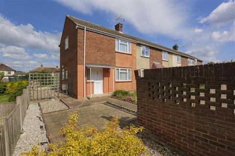 2 bed property, in Broomfield Road, £250,000