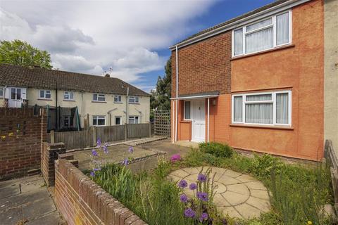 2 bed property, in Broomfield Road, £230,000