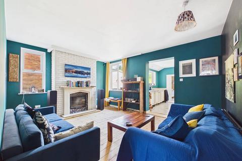 3 bed property, in Leicester Square, £375,000