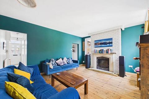 3 bed property, in Leicester Square, £375,000