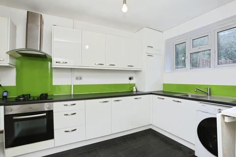 1 bed property, in Ravenscourt Road, £218,000