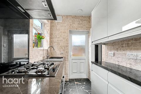 3 bed property, in Somerset Avenue, £280,000